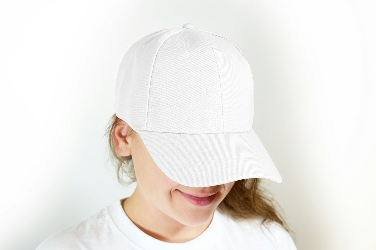 Chica sonriendo con gorra blanca
