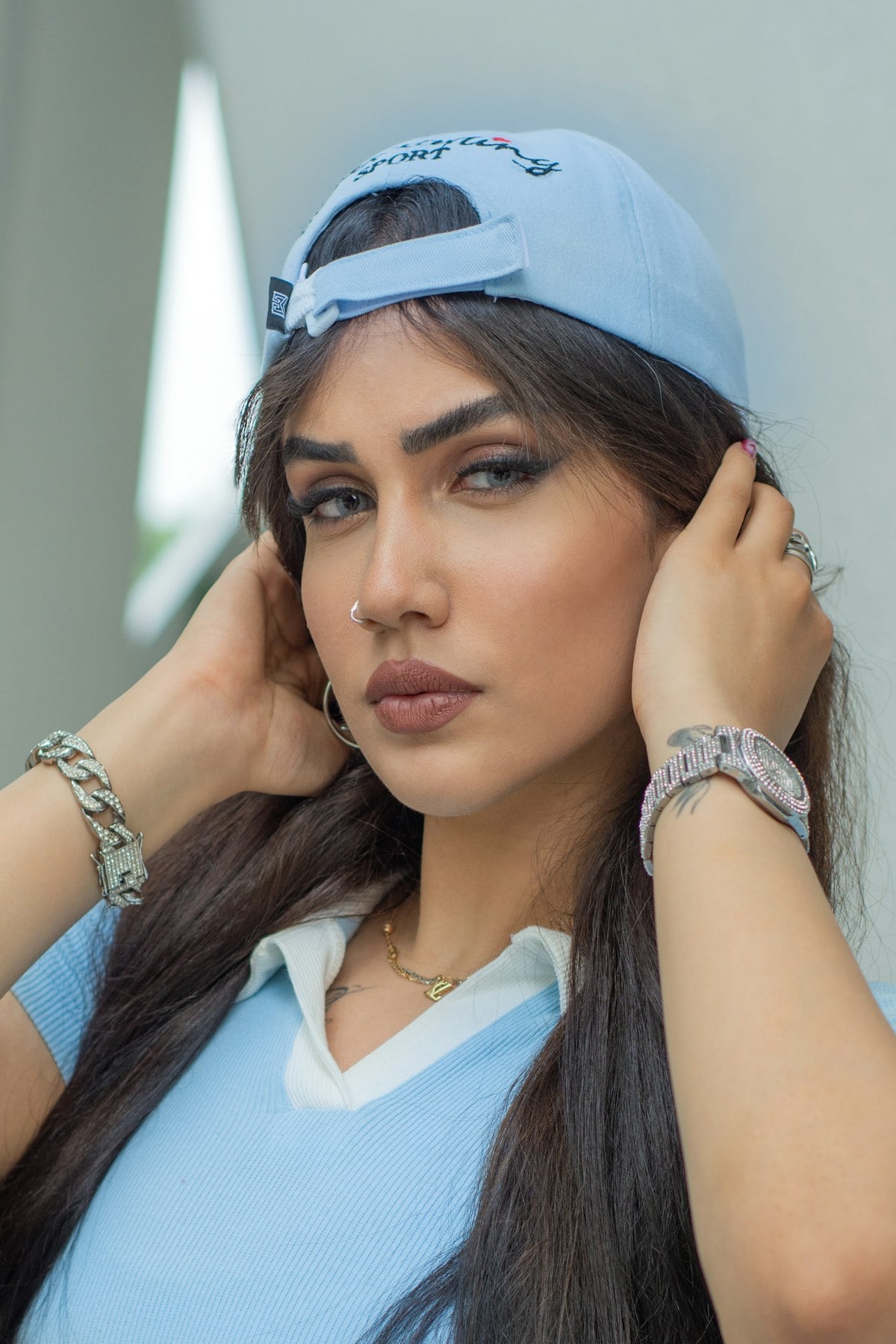 Chica con gorra celeste